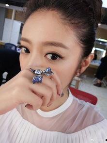 安以轩钻戒照片,奢华钻饰见证爱情甜蜜时刻